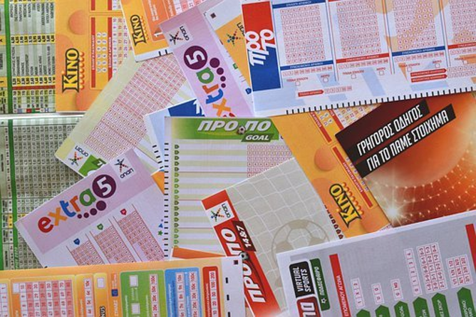 Irish Lottery official draws